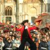 27022001 CRO VENEZIA. CHIUDE IL CARNEVALE CON LE AVVENTURE DEL BARONE DI MUNCHAUSEN. Una scena dello spettacolo che chiude il Carnevale:il Barone di Munchausen lotta contro un gigantesco topo in piazza S.Marco. © Andrea MEROLA/ANSA