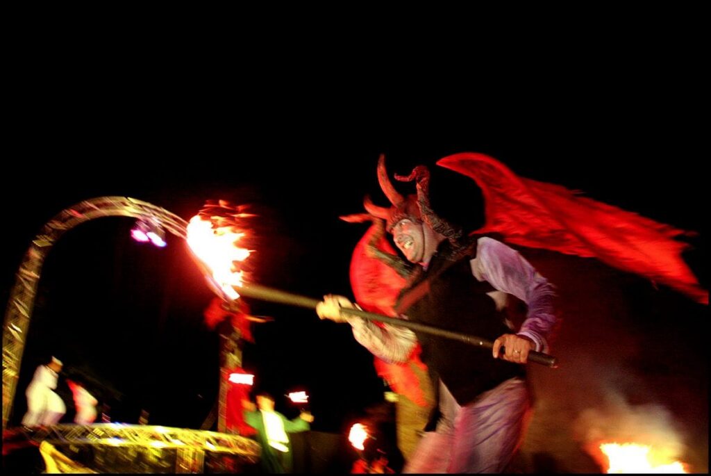 Running devil with a flaming pitchfork by the Compagnia dei Folli, Inferno