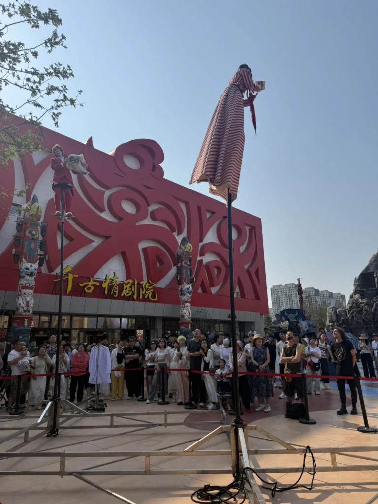 ragazzo e ragazza sullo sway pole con pubblico sotto in Cina