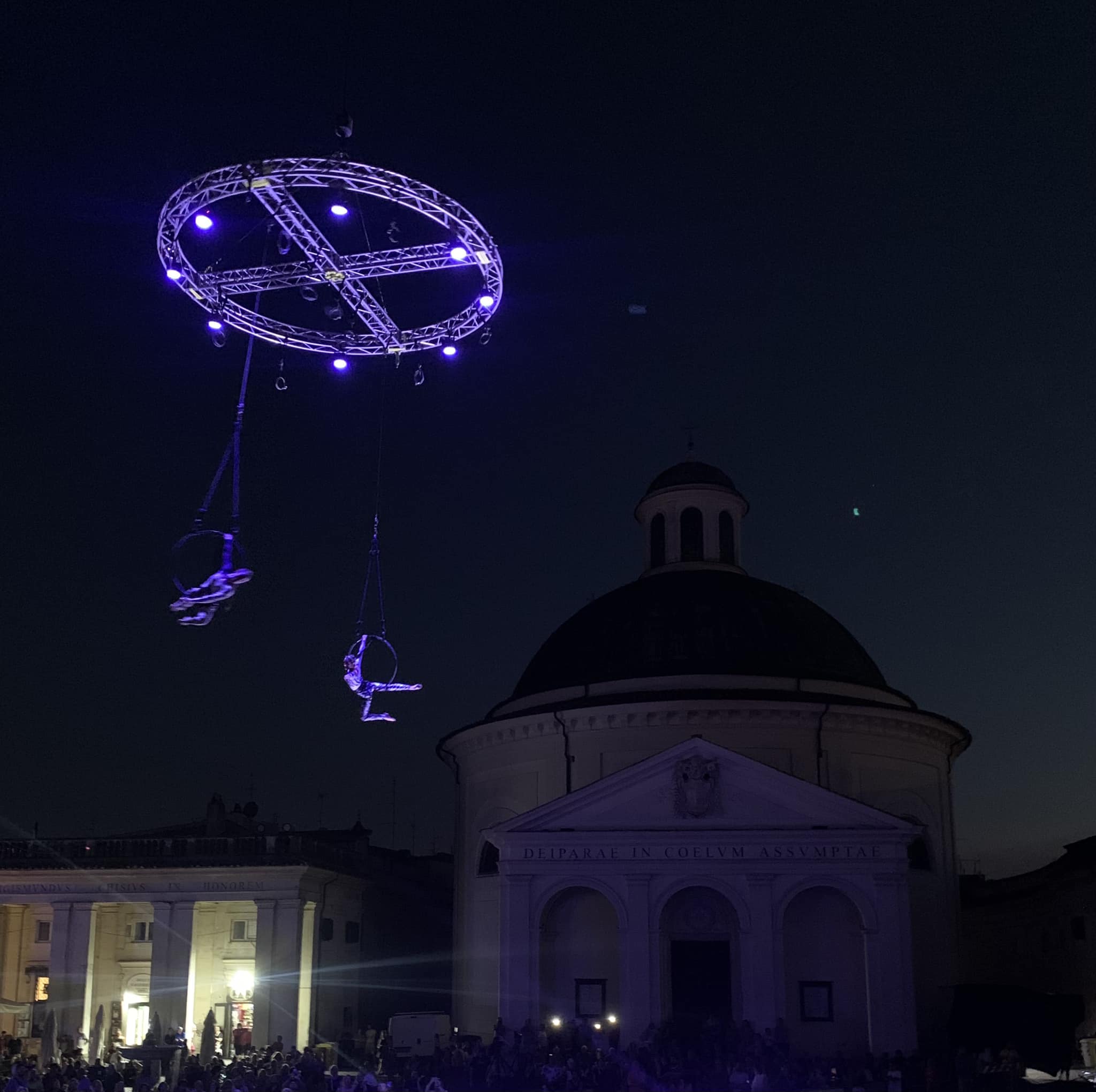 Artiste della Compagnia dei Folli appese alla gru