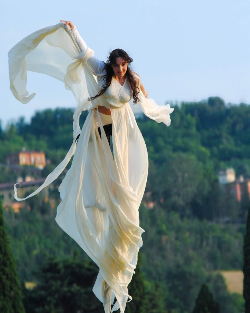 Compagnia dei Folli artist dancing on the sway pole