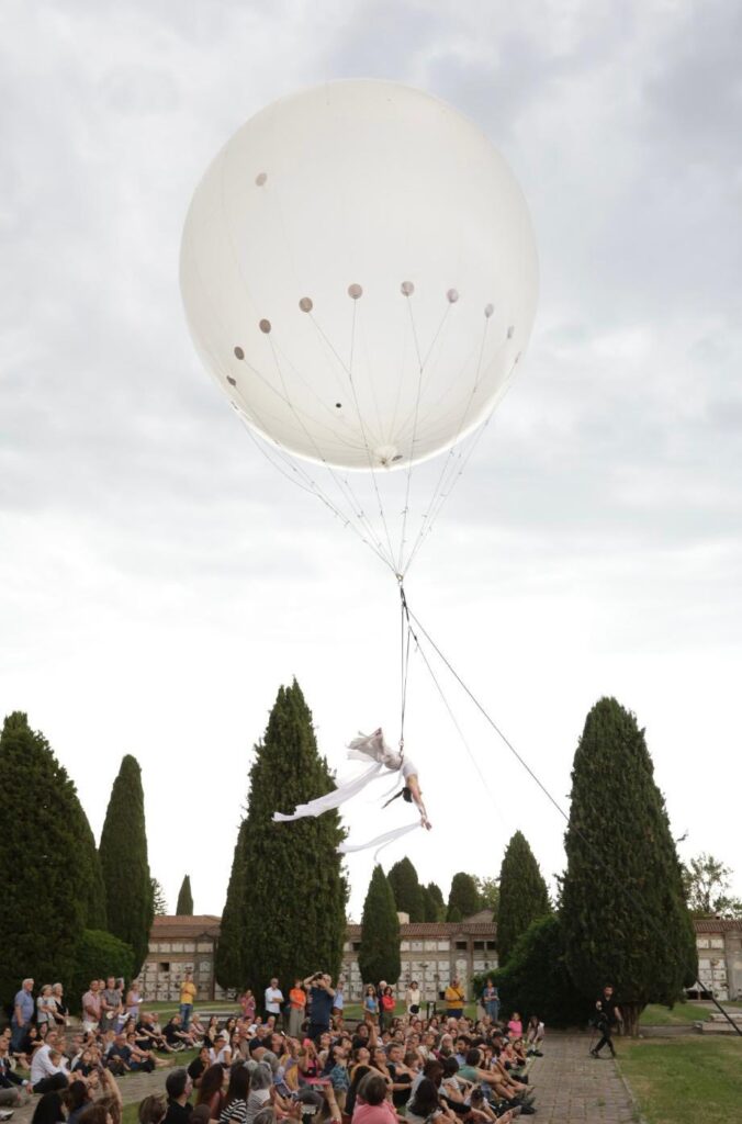 artist on the hot-air balloon brushing past the audience