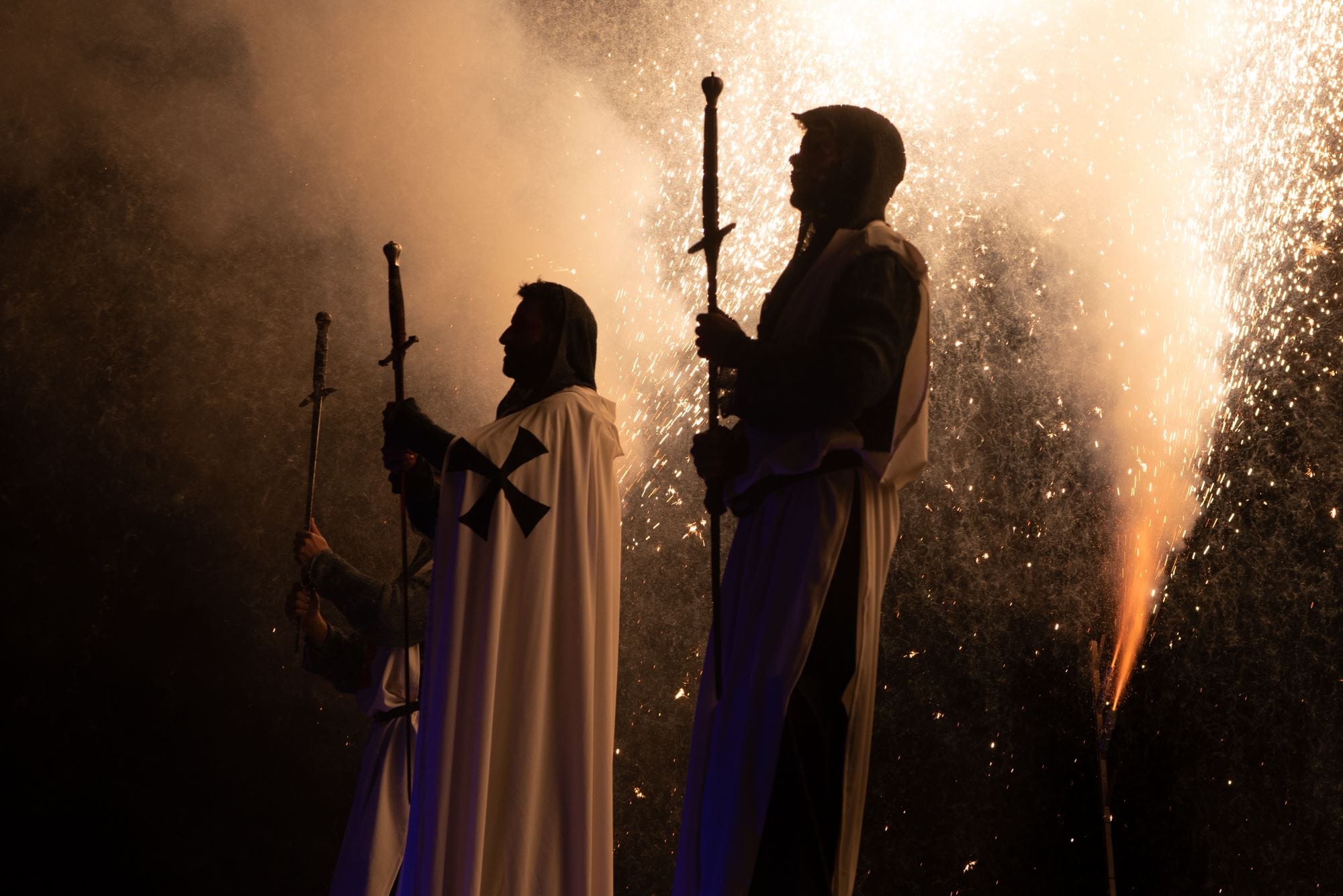 Templari con spade e fuochi d'artificio a Templaria